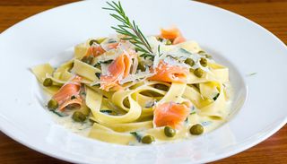 Tagliatelle z łososiem wędzonym