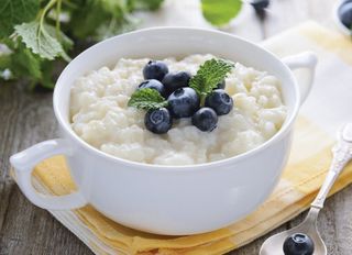 Рисовая каша с карамелизированным яблоком 