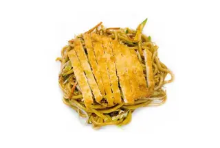 R8.Yaki udon con pollo fritto