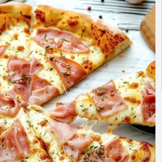 Pizza vesuvio (33 cm.)