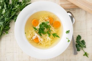 Rosół domowy z makaronem naleśnikowym