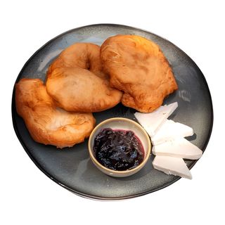 Мекици с плочка сирене и сладко