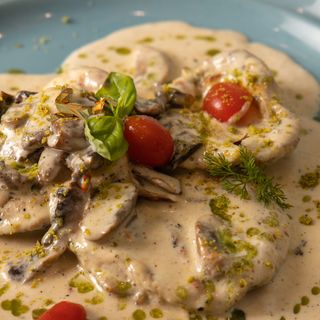 La Fameuse Suprême De Poulet Sauce Champignons