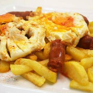 Huevos Rotos Con Chorizo