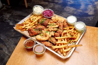 Kubełek 15 Skrzydeł i 10 Stripsów