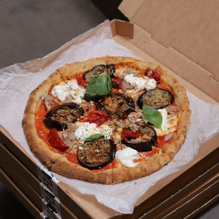 PIZZA BERENJENA, STRACCIATELLA, TUNA