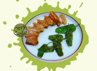 Torreznos con pimientos de Padrón