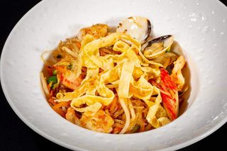 513 Spaghetti di soia con gamberi e verdure