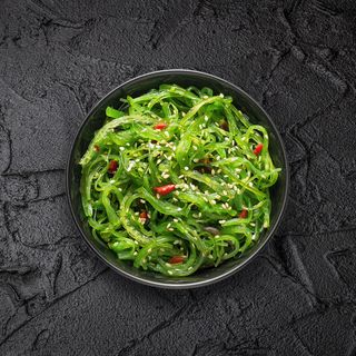 Салат з водоростей хіяші з кунжутом