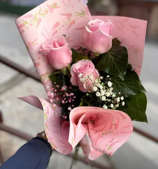Buket od tri roze ruže