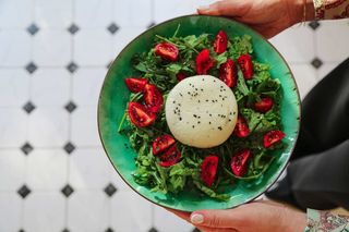 სახლში დამზადებული ყველის სალათი 