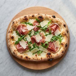 Pinsa crudo e parmigiano