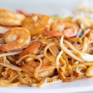 Tallarines fritos con gambas