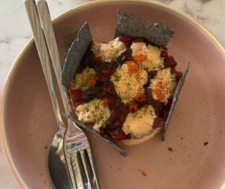 Ensaladilla rusa casera y atún rojo de Almadraba