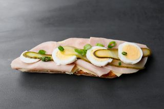 Brusketa šunka, sir i jaja