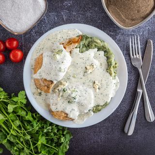 Piletina gorgonzola sa prilogom