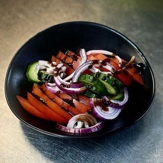 Salata de rosii, castraveti, ceapa rosie