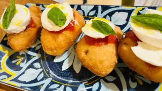 Montanarine: Pomodoro San Marzano DOP, bufala Campana e basilico fresco