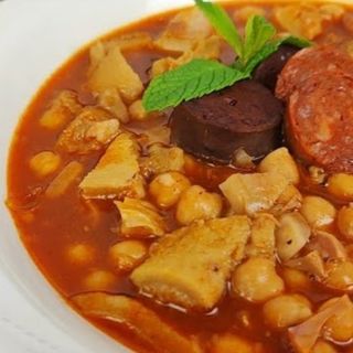 Menu (1) Callo con garbanzos (2) Codillo asado a la gallega 