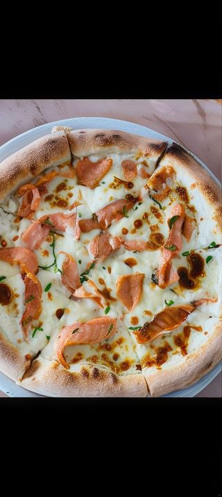 Pizza De Salmón (L)