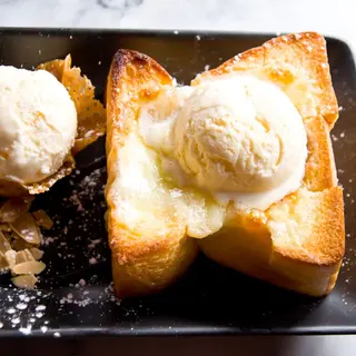 TORRIJA CON HELADO DE VAINILLA