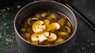 სოკოს წვნიანი ორცხობილით