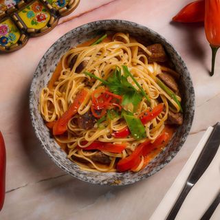 Linguini con lomo al Wok en salsa anticuchera