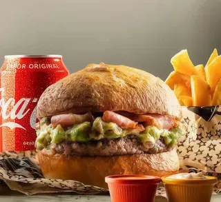 Hamburguesa Mexicana Con Patatas Caseras Y Bebida