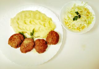 Parjoale moldovenesti 4 buc, piure de cartofi 200g , salata de varza 80g