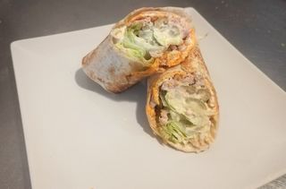 Wrap de tortilla francesa y atun