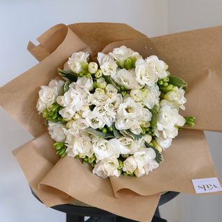 Buchet 23 frezii albe 