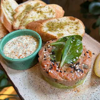 Тартар з лосося на подушці з авокадо (150/100г)