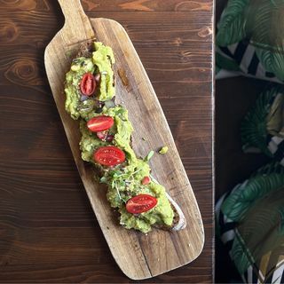 Tostada  de AGUACATE con semillas 