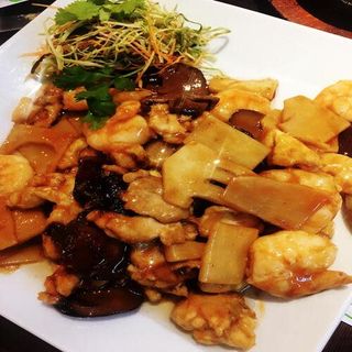 Pollo con gambas, setas chinas y bambú salteado