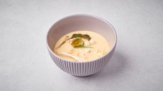 Zupa tom yum tofu