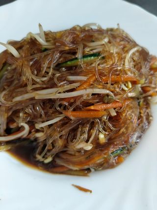 Spaghetti di soia con verdure alla piastra