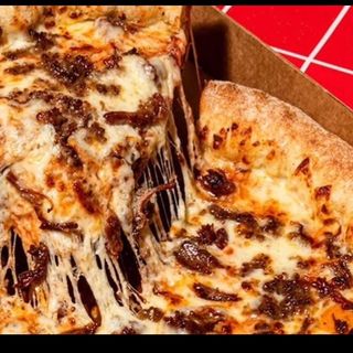 Pizza Barbacoa (Grande) con una lata y una salsa gratis