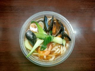 57a. Udon in brodo con frutti di mare