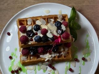 Вафлі з пломбіром та ягодами (200г)