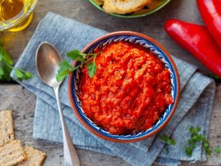 Лютеница със сирене (100г)