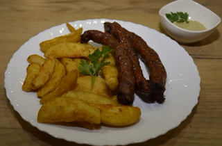 Cârnați Pleșcoi, garnitură si salată