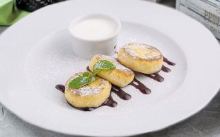 Сирники зі сметаною та ягідним джемом (150/30г)