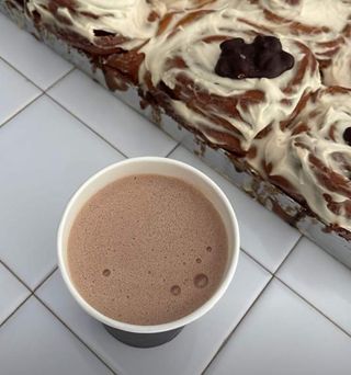 Горещ шоколад + класическо канелено рулце