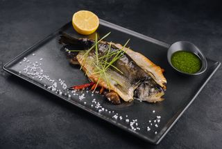 Păstrăv cu legume grill