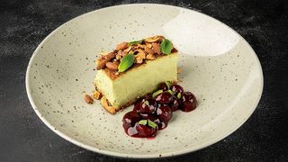 Фісташковий чізкейк з вишневим конфітюром (150/40 г)