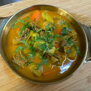 Curry de Entraña con patata y zanahoria