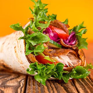 Döner Kebab sólo carne de pollo (pan, pollo y salsas)