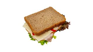 Kanapka z twarożkiem, szynką i serem