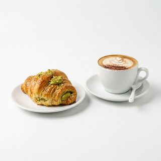 Brioche con il pistacchio e cappuccino menù
