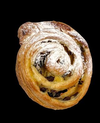 Улитка с заварным кремом и изюмом